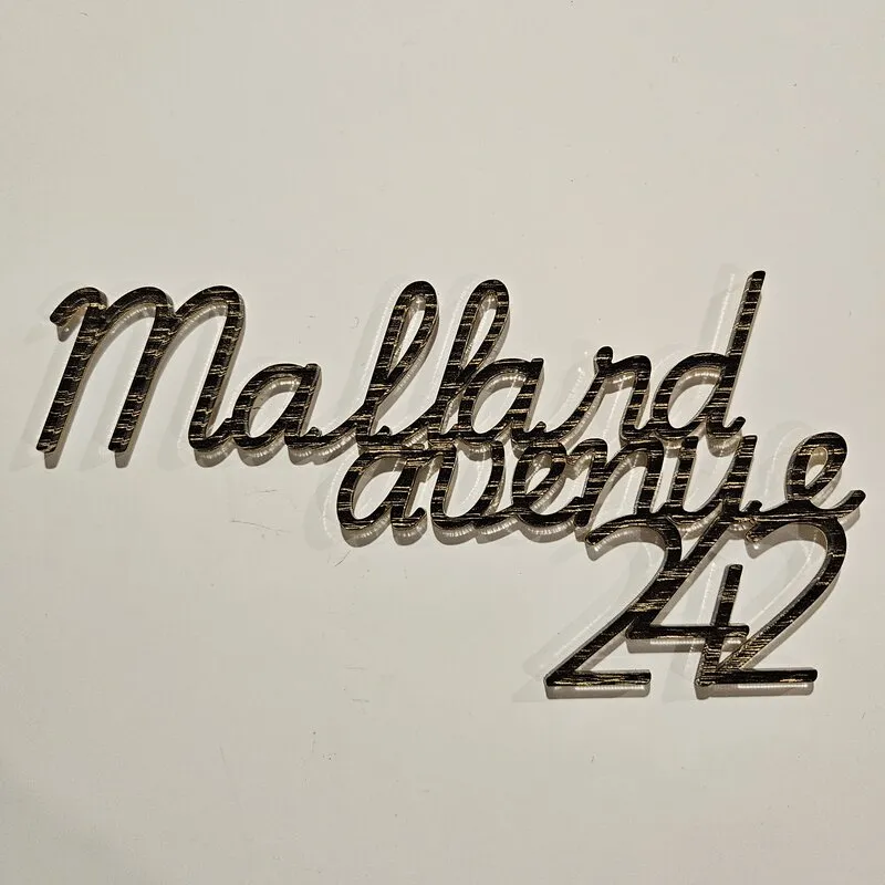 Texto multilínea en madera oscura